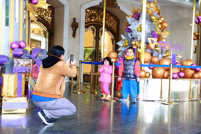 Nhiều em nhỏ hồn nhiên tạo dáng với những tiểu cảnh trang trí.