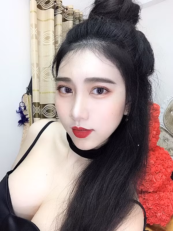 Thời điểm mới nổi như cồn trên mạng vào đầu năm 2017, "nàng tiên út" được biết đến như một cô nữ sinh vừa xinh lại học giỏi của trường THPT Nguyễn Thượng Hiền - một trong những trường có điểm tuyển sinh đầu vào cao nhất TP HCM. Giờ đây, khi đã trở thành sinh viên ngành Quản trị Kinh doanh Quốc tế - Marketing tại trường Đại học Ngoại ngữ - Tin học TP HCM, 9X Sài thành vẫn giữ được nét xinh xắn, trong sáng của tuổi học trò nhưng cũng có nét trưởng thành, gợi cảm hơn.