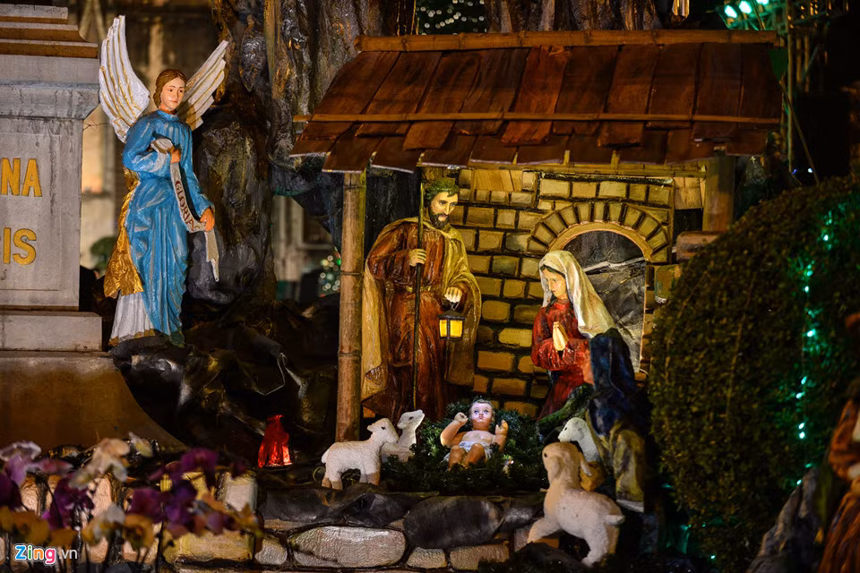 Tiểu cảnh thu nhỏ "Hang đá nơi Chúa Giê-Su sinh ra" được trang trí đẹp và lạ mắt ở khuôn viên phía trước nhà thờ.
