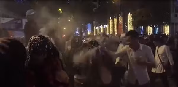 Cứ đến Noel, các con phố sầm uất hay những con đường quanh nhà thờ lại chật kín người tới đón Giáng sinh với nhiều hoạt động thú vị diễn ra. Tuy nhiên có những hành động vui quá đà của một số nhóm sinh thanh niên đã khiến đêm Noel cả các cô gái trở thành thảm họa.