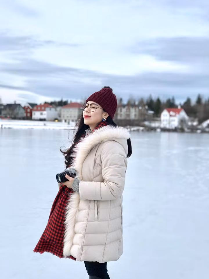 Trần Kiều Trang, cô gái Hà Nội nổi tiếng trên cộng đồng mạng, đặc biệt là với những người đam mê du lịch. Kiều Trang gây ấn tượng bởi các chuyến đi tới các thành phố châu Âu và lưu lại những bộ ảnh đẹp đến ngất ngây.