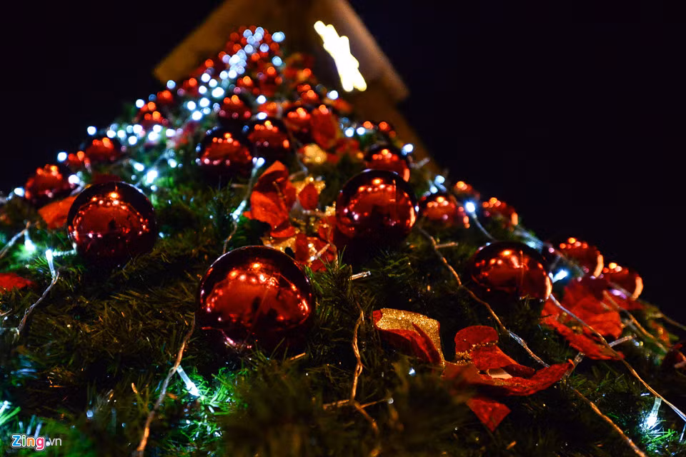 Trước đó vào ngày 14/12, tại nhà thờ Cửa Bắc đã diễn ra hội chợ giáng sinh theo phong cách Đức với nhiều hoạt động hấp dẫn.