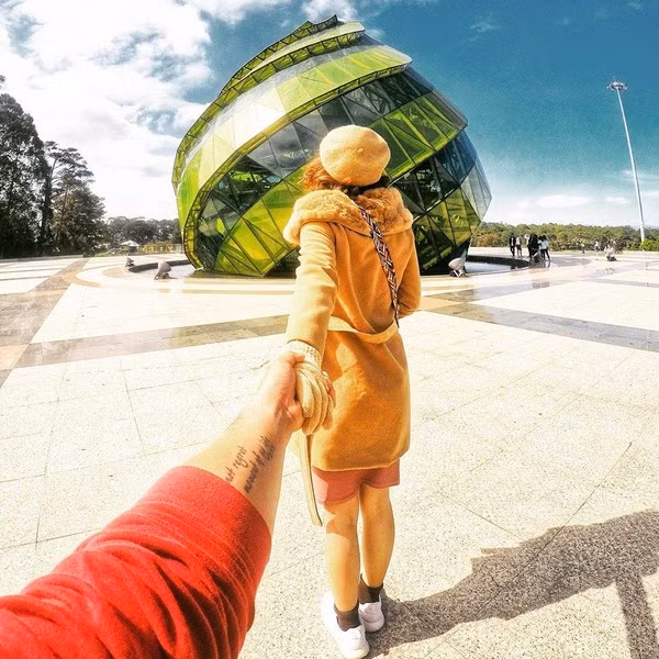 Du lịch Đà Lạt lần thứ 6 trong năm qua, cặp đôi mê phượt Nguyễn Văn Ngọ (SN 1990, nickname Gấu Mập, photographer tại TP. HCM, sinh sống tại Vũng Tàu) và bạn gái kém 8 tuổi Ngô Cẩm Nguyên (SN 1998, sinh viên năm nhất DH Hutech, TP.Vũng Tàu) đã ghi lại kỉ niệm bằng bộ ảnh check-in cực độc đáo khiến dân mạng thích thú.