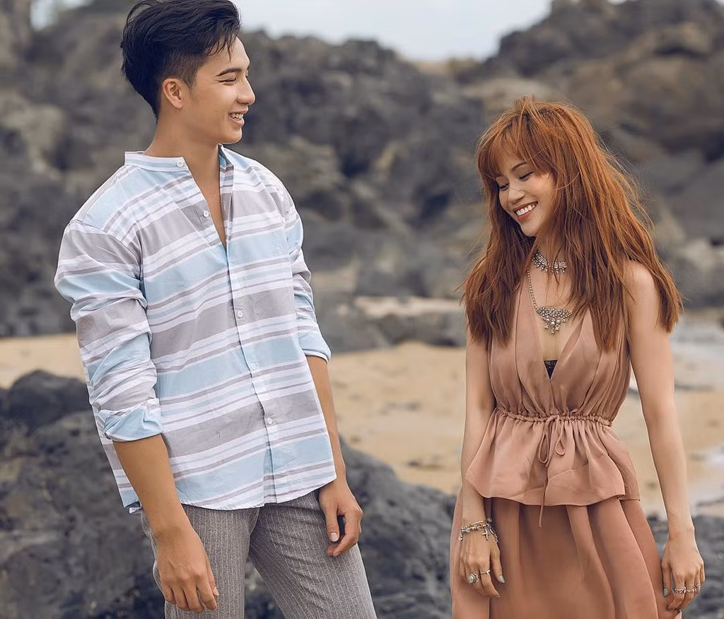 2017 cũng là năm có nhiều đôi tìm thấy hạnh phúc. Vào tháng 2, Sĩ Thanh công khai hẹn hò với Hạo Đông - chàng bác sĩ được mệnh danh "điển trai nhất Việt Nam". Tình yêu của họ được lấp đầy bởi những khoảnh khắc ngọt ngào, lãng mạn.