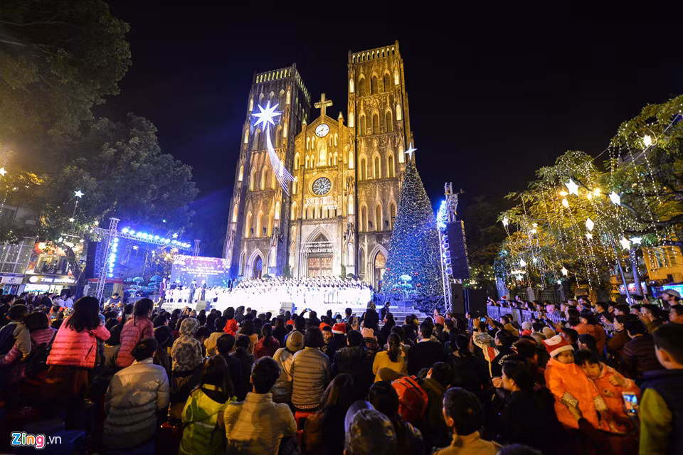 Tối 22/12, nhiều người tập trung từ sớm tại nhà thờ Lớn Hà Nội (phố Nhà Chung, quận Hoàn Kiếm) để thưởng thức chương trình “Đêm hoan ca tình yêu chúa Giáng sinh 2017”. Nhà thờ được trang trí bằng những cây thông khổng lồ, hệ thống đèn màu lấp lánh.