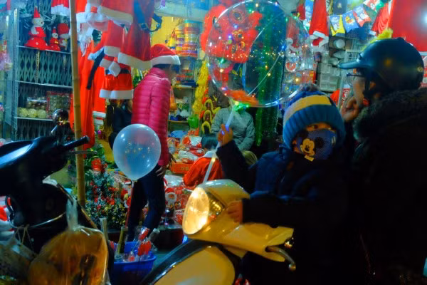 PGS Côn cho rằng, khi trẻ chơi với những quả bóng galaxy rất khó để phòng tránh được nguy cơ nổ bóng. Bởi trong điều kiện thuận lợi như gặp tia lửa điện, lửa và nồng độ tới hạn thì nó có thể nổ bất cứ lúc nào.