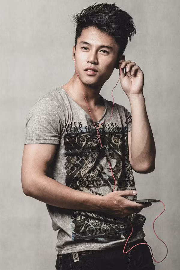 Dành tặng món quà cho mọi người chính là điều mang lại niềm vui cho Vi Cầm đêm Noel.