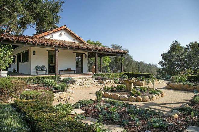 Khuôn viên rộng rãi của tổ hợp này mang những nét kiến trúc độc đáo. Tuy nhiên, ở đây lại không có những tiện ích mà giới siêu giàu ưa thích như hồ bơi và sân tennis.