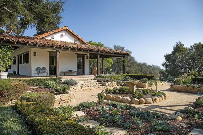 Khuôn viên rộng rãi của tổ hợp này mang những nét kiến trúc độc đáo. Tuy nhiên, ở đây lại không có những tiện ích mà giới siêu giàu ưa thích như hồ bơi và sân tennis.