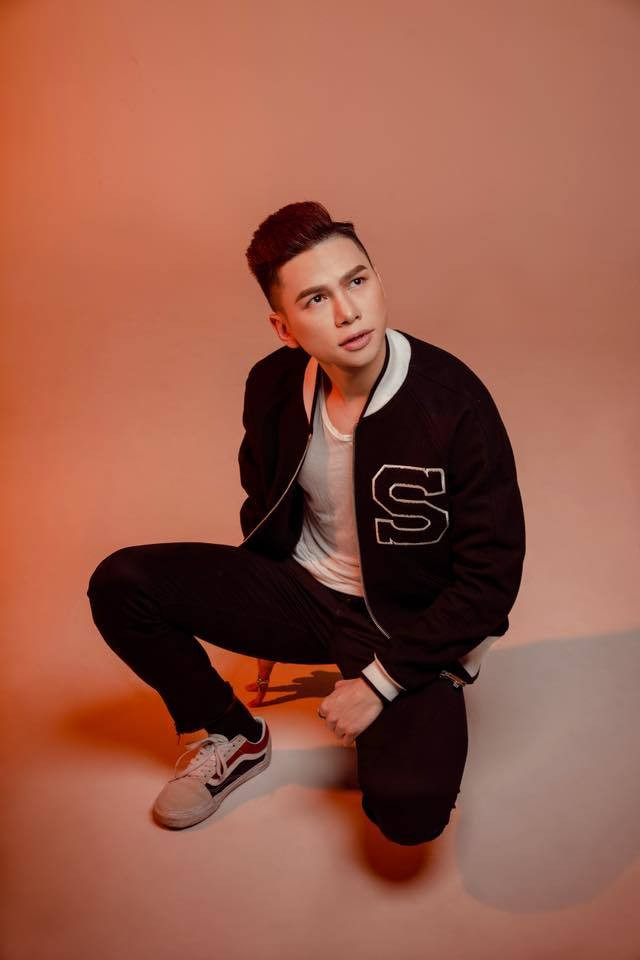 Chia sẻ lý do "dao kéo", nam ca sĩ nói: "Tôi quyết định nâng mũi và phẫu thuật cằm để có gương mặt nam tính hơn, ưa nhìn hơn. Với tôi, mình đẹp lên cũng là một cách để thể hiện sự tôn trọng khán giả". Sau thời gian 3 năm thẩm mỹ, gương mặt của Hoàng Tôn giờ đây đã ổn định và ưa nhìn hơn trước.