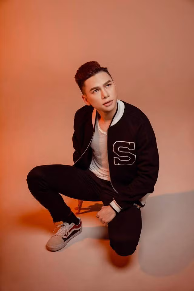 Chia sẻ lý do "dao kéo", nam ca sĩ nói: "Tôi quyết định nâng mũi và phẫu thuật cằm để có gương mặt nam tính hơn, ưa nhìn hơn. Với tôi, mình đẹp lên cũng là một cách để thể hiện sự tôn trọng khán giả". Sau thời gian 3 năm thẩm mỹ, gương mặt của Hoàng Tôn giờ đây đã ổn định và ưa nhìn hơn trước.