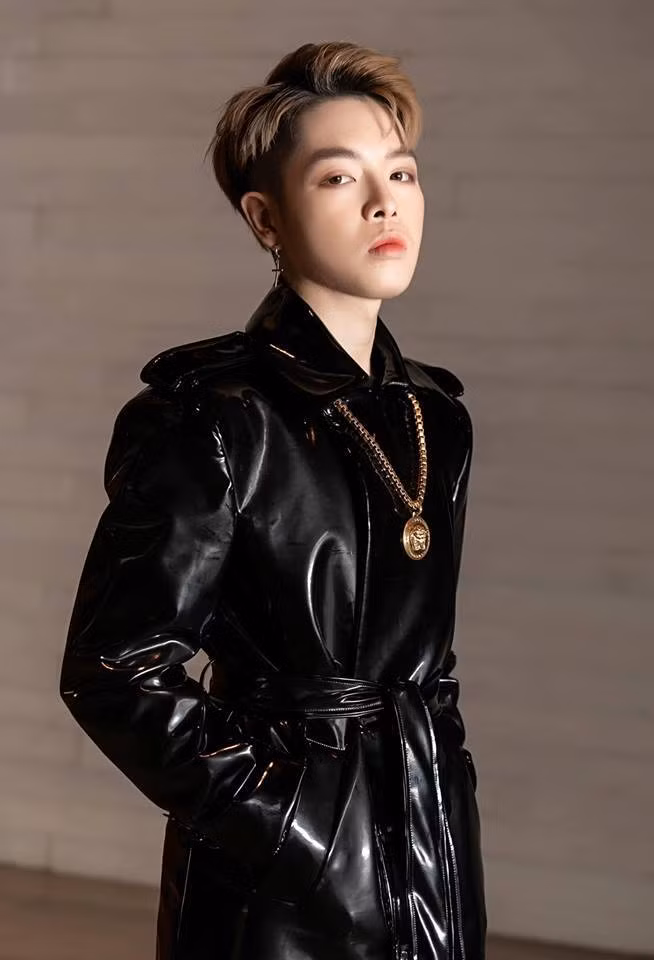 Sau cuộc đại phẫu thuật thẩm mỹ, Đức Phúc "lột xác" ngoạn mục thành một mỹ nam với gương mặt thanh thoát, sống mũi cao và nước da sáng mịn. Từ khi thay đổi ngoại hình, sự nghiệp của Đức Phúc cũng hoàn toàn khởi sắc. Với vẻ ngoài soái ca cùng giọng hát đầy nội lực, học trò Mỹ Tâm đã tự tin mỗi khi đứng trên sân khấu và nhận được rất nhiều tình cảm từ phía khán giả.