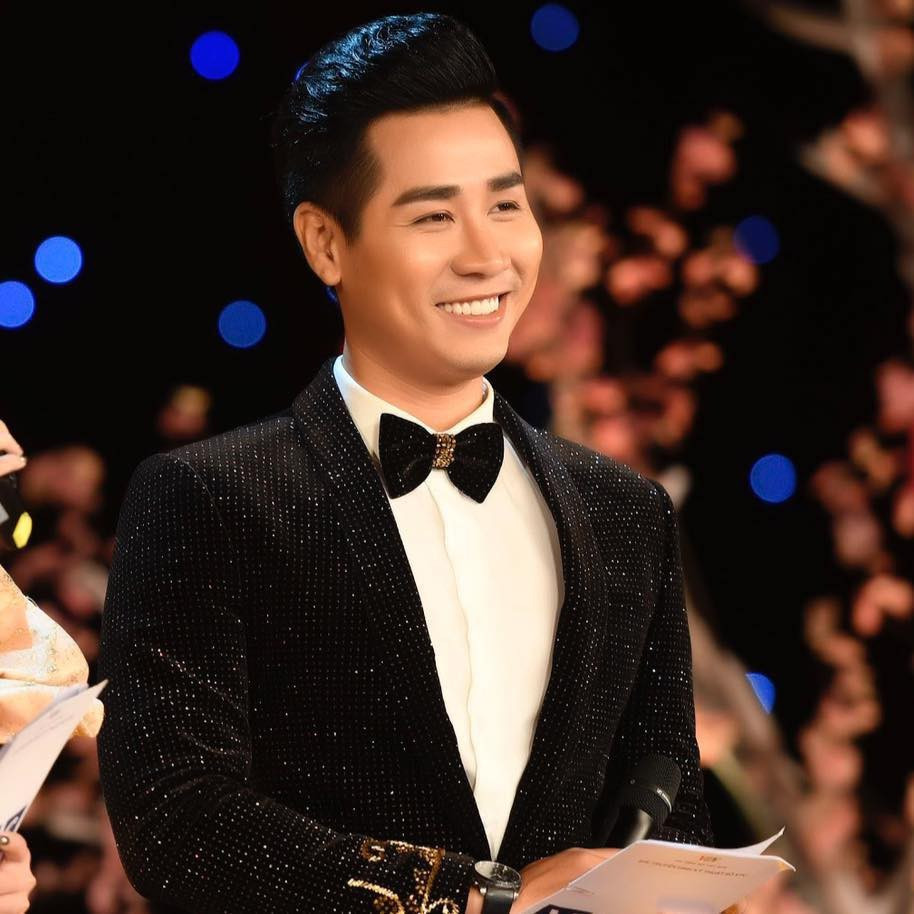 Thời gian gần đây, khán giả bất ngờ trước hình ảnh khác lạ của nam MC. Gương mặt Nguyên Khang có phần mũi cao hơn và đôi mắt 2 mí hoàn toàn khác trước. Dù được nhiều người khen bảnh bao hơn nhưng Nguyên Khang cũng khiến khán giả không khỏi tiếc nuối vẻ ngoài mộc mạc, dễ thương của nam MC trước đây.