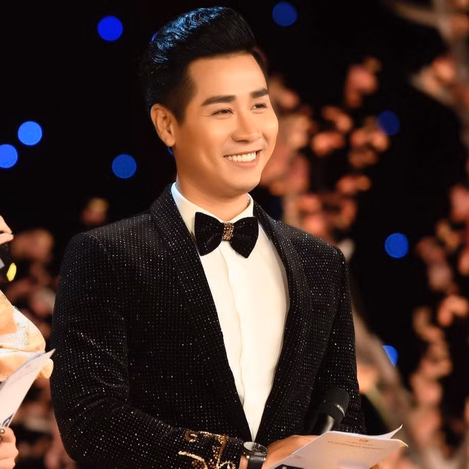 Thời gian gần đây, khán giả bất ngờ trước hình ảnh khác lạ của nam MC. Gương mặt Nguyên Khang có phần mũi cao hơn và đôi mắt 2 mí hoàn toàn khác trước. Dù được nhiều người khen bảnh bao hơn nhưng Nguyên Khang cũng khiến khán giả không khỏi tiếc nuối vẻ ngoài mộc mạc, dễ thương của nam MC trước đây.