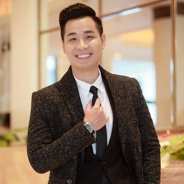 MC Nguyên Khang gây ấn tượng với lỗi dẫn chương trình linh hoạt cũng như giọng nói truyền cả, đặc biệt là đôi mắt một mí đặc trưng tạo lên nét duyên ngầm.