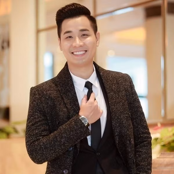 MC Nguyên Khang gây ấn tượng với lỗi dẫn chương trình linh hoạt cũng như giọng nói truyền cả, đặc biệt là đôi mắt một mí đặc trưng tạo lên nét duyên ngầm.