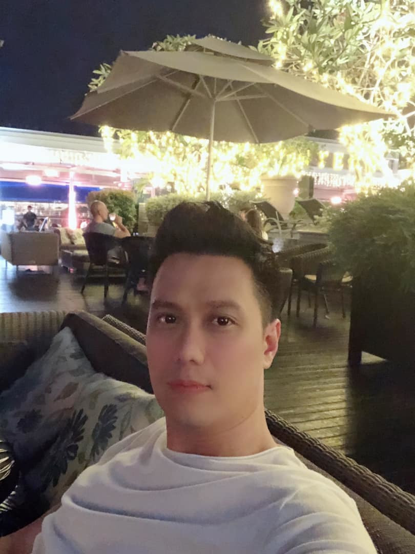 Để bênh vực người anh thân thiết, Quế Vân đã lên tiếng bảo vệ Việt Anh khi cho biết anh mới phẫu thuật xong được 6 ngày nên chưa thể đẹp ngay. Việt Anh cũng vừa chính thức lên tiếng về diện mạo mới của mình, anh cho biết muốn chia sẻ những hình ảnh đó vì muốn ca ngợi tay nghề và công nghệ của bác sĩ Hàn Quốc. "Sau 5 ngày hết sưng đến 80% và k còn bầm tím nữa, đó là do cách làm chính xác và khoa học nên ít bị tổn thương và phục hồi lại nhanh. Chứ cũng như vậy làm tại Việt Nam thì cũng chưa biết thế nào. Cái gì mà hạ gò má, mở hốc mắt, rồi nhìn như 3D bla...bla... không có đâu vẫn men 100% nhé. Lý do vì sao có những ảnh đó thì 10 ngày nữa Việt Anh sẽ nói nhé", nam diễn viên tiết lộ.