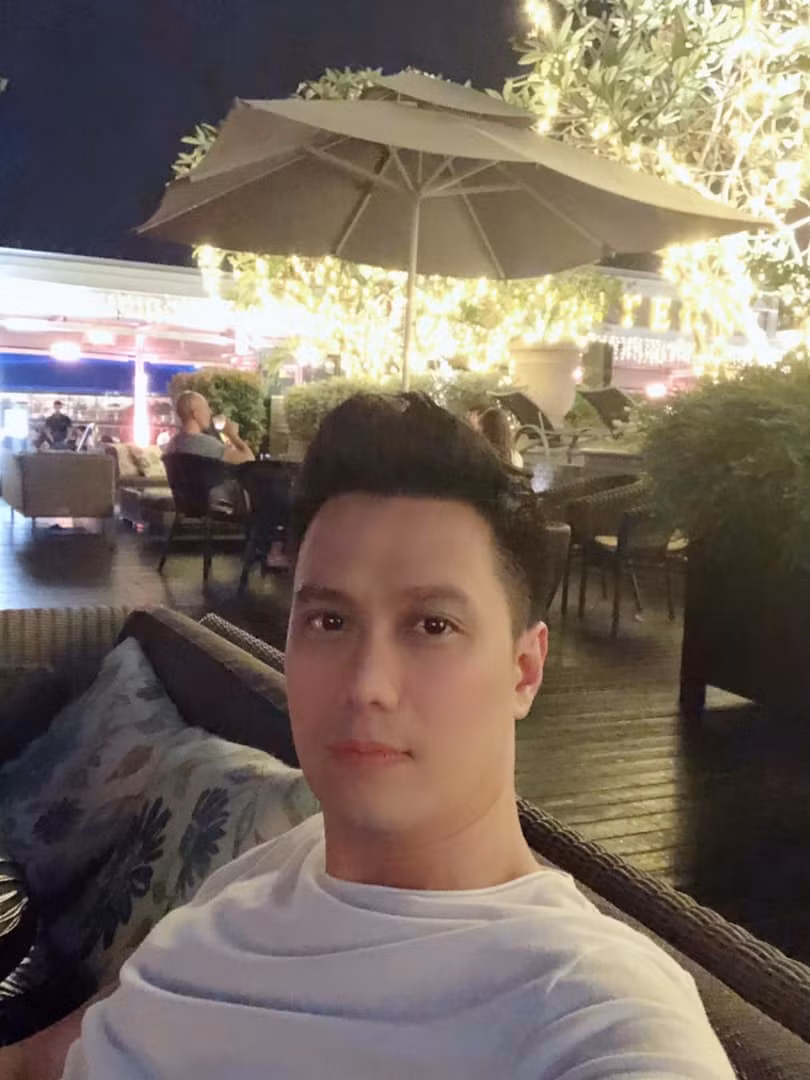 Để bênh vực người anh thân thiết, Quế Vân đã lên tiếng bảo vệ Việt Anh khi cho biết anh mới phẫu thuật xong được 6 ngày nên chưa thể đẹp ngay. Việt Anh cũng vừa chính thức lên tiếng về diện mạo mới của mình, anh cho biết muốn chia sẻ những hình ảnh đó vì muốn ca ngợi tay nghề và công nghệ của bác sĩ Hàn Quốc. "Sau 5 ngày hết sưng đến 80% và k còn bầm tím nữa, đó là do cách làm chính xác và khoa học nên ít bị tổn thương và phục hồi lại nhanh. Chứ cũng như vậy làm tại Việt Nam thì cũng chưa biết thế nào. Cái gì mà hạ gò má, mở hốc mắt, rồi nhìn như 3D bla...bla... không có đâu vẫn men 100% nhé. Lý do vì sao có những ảnh đó thì 10 ngày nữa Việt Anh sẽ nói nhé", nam diễn viên tiết lộ.