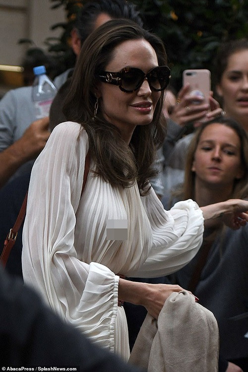 Được biết, Angelina Jolie đang tẩn hưởng thời gian nghỉ ngơi trong thời gian quay cho tác phẩm kinh dị mới, Those Who Wish Me Dead.