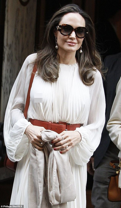 Mái tóc buông xoã, kính mắt màu đen, bông tai dài, khăn quàng. Giày cao gót màu nude, cùng túi xách và thắt lưng đồng màu giúp đả nữ 44 tuổi trông thanh lịch, nữ tính.