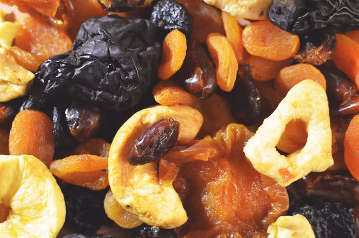 Hoa quả khô: Mơ khô, nho khô, mận khô và sung khô là những phương thuốc điều trị táo bón cực kì hiệu quả. Các loại quả khô này chứa nhiều chất xơ giúp làm mềm phân. Tuy nhiên, quả khô chứa nhiều đường, vậy nên bạn cũng cần ăn với lượng vừa phải.