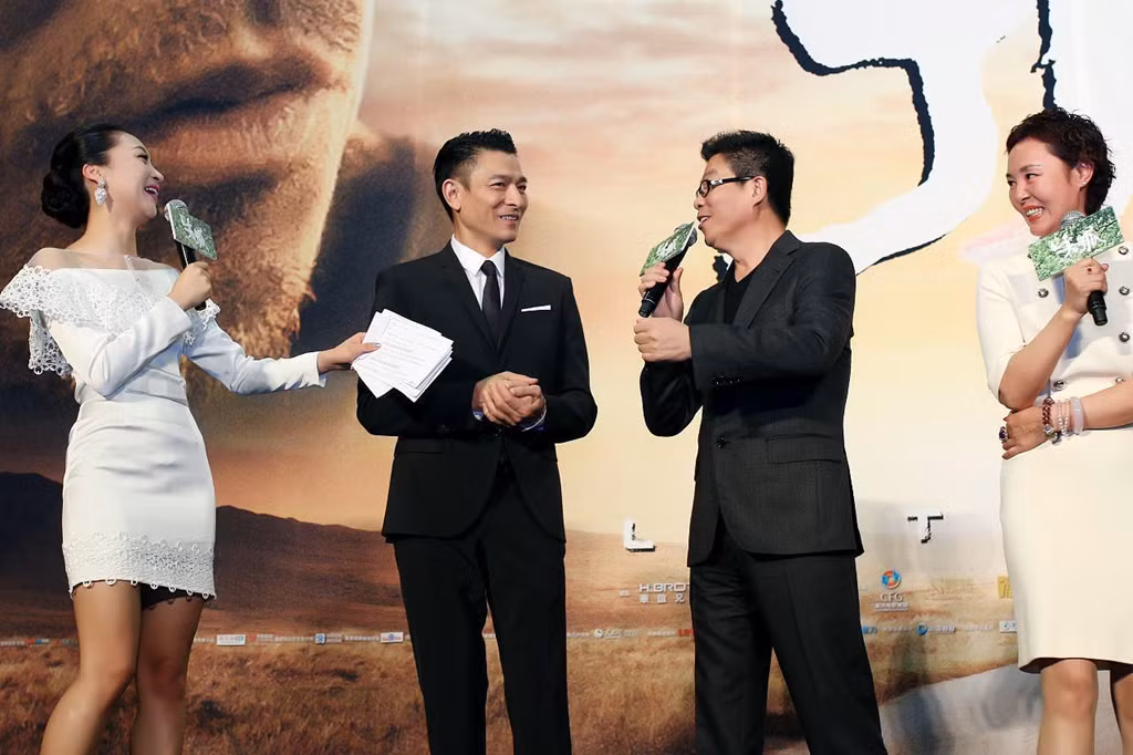 Vương Trung Quân trong một hoạt động với ngôi sao Lưu Đức Hoa. Ảnh: Baidu.