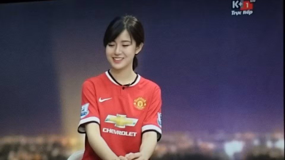 Nhận ra gương mặt quen thuộc, nhiều fan, dân mạng đã nhanh chóng chụp lại màn hình ti vi, máy tính và chia sẻ, "tag" tên của Tú Linh và dí dỏm nhận xét "Có người đẹp cổ vũ, đêm nay Quỷ đỏ chắc thắng".