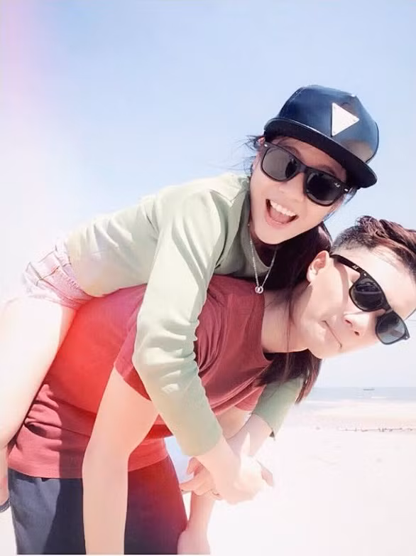 Bích Tuyền là cô gái rất quan tâm tới bạn trai. Cô bạn thường khiến anh chàng vốn rất cá tính phải sướng rơn vì những tin nhắn tình cảm, những cử chỉ yêu thương và cả những câu nói đùa "đáng yêu chết đi được".