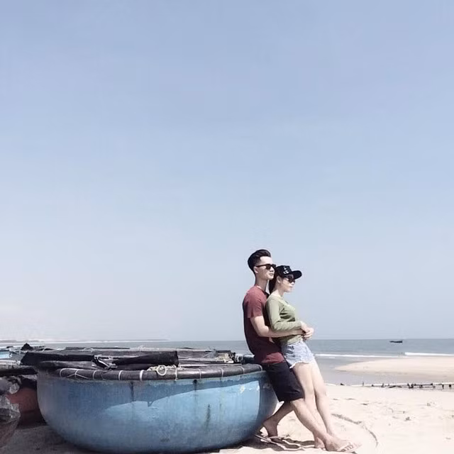 Sở thích, thú vui của cặp đôi này là được quan tâm đến nhau, nghĩ về nhau và cùng nhau tạo nên thật nhiều kỷ niệm đẹp. Không cần phải là những việc làm quá lớn lao, chỉ cần làm cho nhau những điều "nho nhỏ" mà ấm áp... là cả hai đã thấy được hạnh phúc.