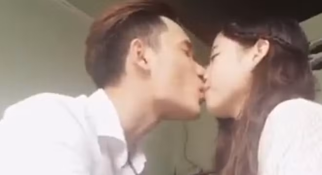 Nguyễn Minh Triết và Dương Bích Tuyền là cặp đôi trong clip vừa hôn nhau vừa beatbox gây bão mạng Việt vài ngày gần đây. Chàng trai beatbox cực điêu luyện cùng sự "cam chịu" rất đáng yêu của cô bạn gái khiến clip trở nên cực hot trên mạng xã hội.