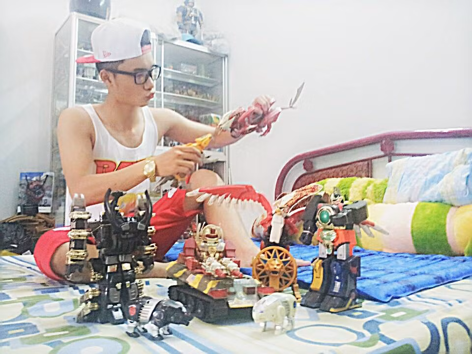 Ngoài ra, Minh Triết còn có một thú vui rất độc đáo đó là sưu tầm mô hình robot, siêu nhân, chơi Gundam. Tính đến nay, chàng sinh viên kinh tế đã có một bộ sưu tập khổng lồ những mô hình có trong hàng loạt series phim siêu nhân...