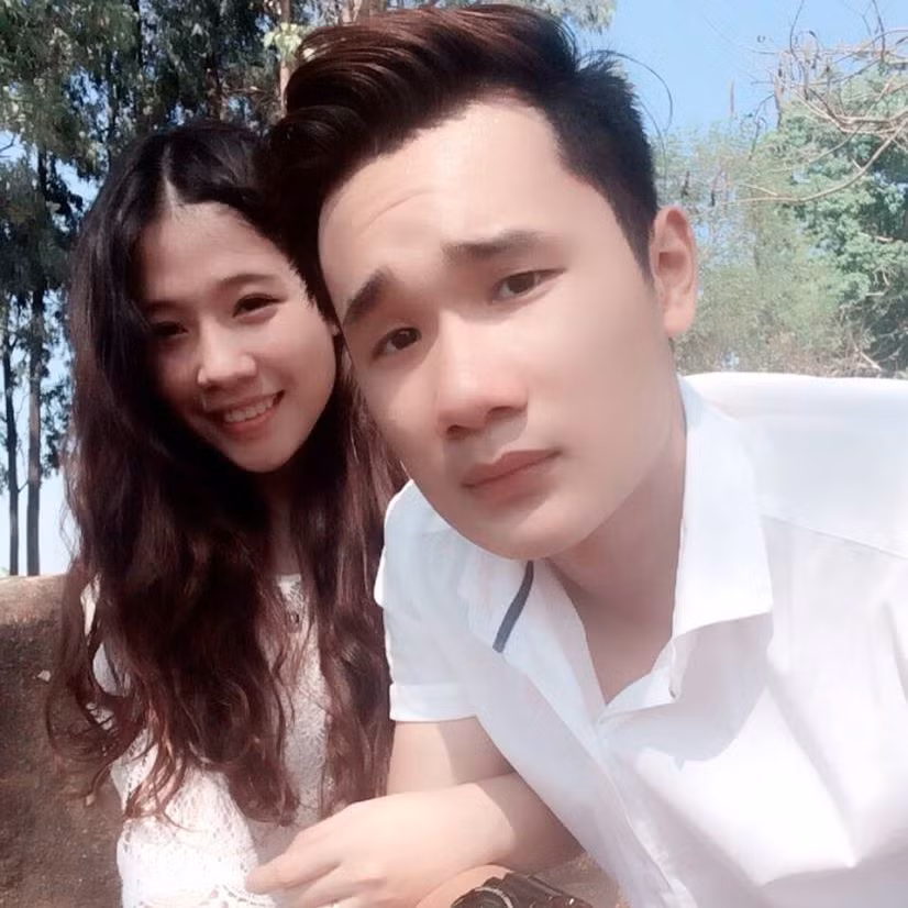 Theo tìm hiểu, Minh Triết và Bích Tuyền đều đang là sinh viên, sinh sống và học tập tại TP HCM. Minh Triết (Đại học Kinh tế TP HCM) là một chàng trai có nhiều tài lẻ, có cách thể hiện tình yêu với bạn gái Bích Tuyền (Đại học Sư phạm TP HCM) hết sức đặc biệt và khiến nhiều cặp đôi khác phải phát ghen.