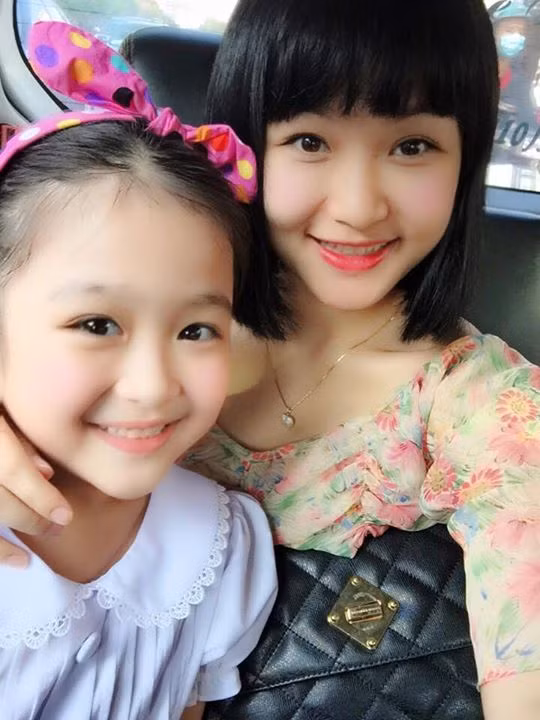 Theo tìm hiểu, chị Quỳnh Tâm năm nay 29 tuổi, sinh sống và làm việc tại Hà Nội và đã có một đứa con trai năm nay lên 8 tuổi. Ở cái tuổi mà phụ nữ thường già đi rất nhanh chóng nhưng chị Tâm lại sở hữu khuôn mặt trẻ hơn tuổi thật của mình rất nhiều.