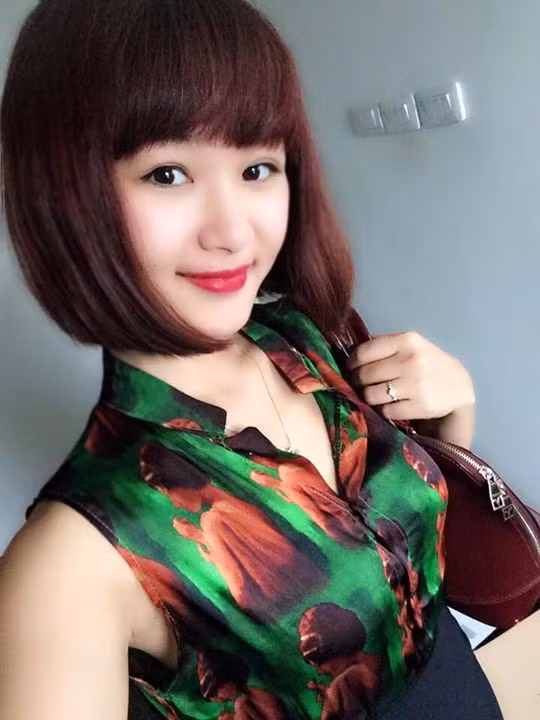 Nếu không có cách ăn mặc chững chạc với nhiều gam màu tối, chỉ ngắm riêng khuôn mặt của chị Tâm, làn da trắng hồng hào, đôi mắt to và mái tóc ngắn đáng yêu... mọi người rất dễ lầm tưởng chị là một cô sinh viên trẻ, thậm chí là cả... học sinh cấp ba.