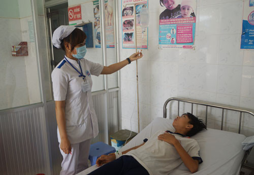 Một trong những học sinh bị đau bụng sau bữa ăn trưa đang được theo dõi, điều trị tại Trung tâm Y tế TX.Bến Cát. Ảnh: Báo Bình Dương.