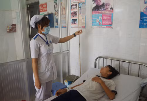 Một trong những học sinh bị đau bụng sau bữa ăn trưa đang được theo dõi, điều trị tại Trung tâm Y tế TX.Bến Cát. Ảnh: Báo Bình Dương.