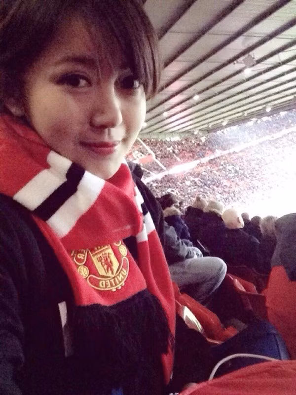 Ngoài sự am hiểu, khả năng bình luận bóng đá, nói về MU như một chuyên gia thực thụ, Tú Linh còn rất chăm chỉ đến sân vận động ở Anh để xem trực tiếp, cổ vũ trong những trận Quỷ đỏ thi đấu.