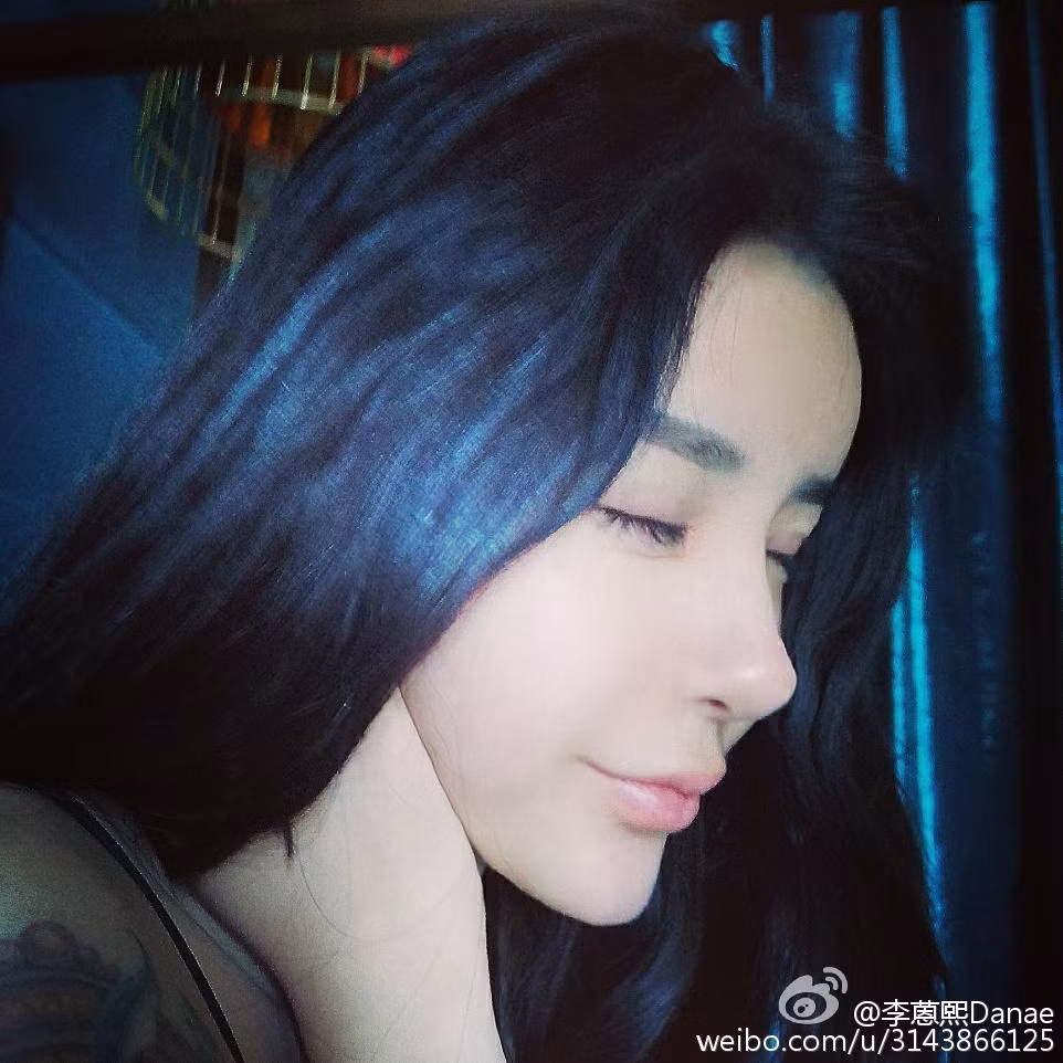 Quả thật, sự phản đối kịch liệt của các fan là hoàn toàn có lý, bởi từ khi phẫu thuật thẩm mỹ xong, Lý Ân Hy như một con người khác, tạo rất nhiều ấn tượng xấu về khuôn mặt dị dạng của mình.