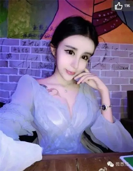 Dù nhận rất nhiều chỉ trích, lời chê bai nhưng Lý Ân Hy dường như vẫn tỏ ra rất hài lòng vì những gì cô đã làm. Giống như "phát cuồng" với khuôn mặt của chính mình, Ân Hy thường xuyên chụp ảnh tự sướng nhưng tất cả đều bị cho là đang "dọa ma" người khác.