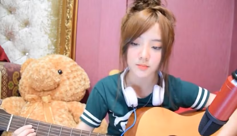 Danh tinh hot girl Thai Lan danh guitar dinh don tim fan