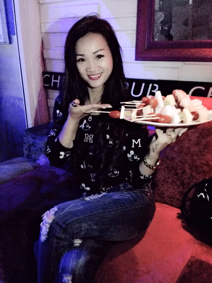 Chị Hương từng chia sẻ, có lẽ do trước đây chị quá khổ nên hiện tại ông trời mới thương, để cho chị khuôn mặt trẻ đẹp, dễ nhìn và hai cô con gái xinh đẹp, ngoan ngoãn... Do vậy những lời phán xét của những người kém văn hoá vài ngày gần đây gây ra ảnh hưởng không nhỏ tới tinh thần và cuộc sống của chị Hương cùng gia đình đáng yêu của mình.