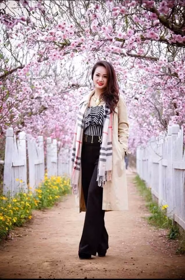 Với ngoại hình xinh đẹp, khuôn mặt trẻ hơn tuổi thật rất nhiều (sinh năm 1976), thời gian gần đây chị Đào Lan Hương ở Hà Nội được nhiều người, bạn trẻ biết đến với biệt danh bà ngoại U40 xinh đẹp. Năm nay 39 tuổi nhưng chị Lan Hương đã có 2 cô con gái lớn và cháu ngoại hơn 3 tháng tuổi, cùng với sự trẻ đẹp khiến biết bao người ngỡ ngàng.