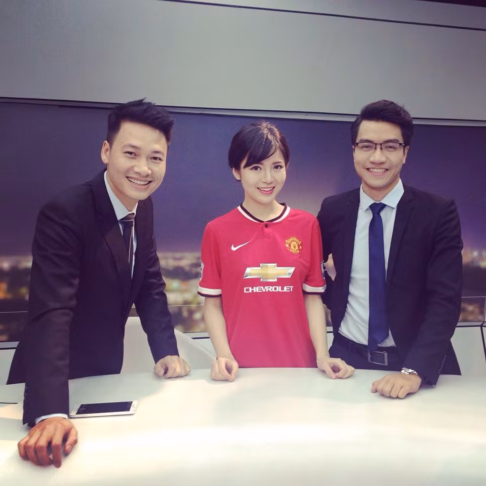 Tú Linh được mời đến đài truyền hình để tham gia buổi bình luận trước trận đấu. Với cương vị là một khách mời, một đại diện của fan MU, Tú Linh đã rất tự tin khi lên sóng truyền hình, bình luận sôi nổi cùng các bình luận viên chuyên nghiệp và bộc lộ tình yêu lớn với đội bóng được mệnh danh Quỷ đỏ.