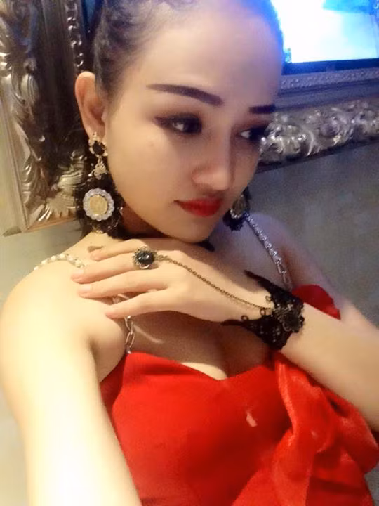 Chân dung đời thường của cô gái Hà Nội xinh đẹp bất ngờ "nổi tiếng" sau khi đóng MV có cảnh nóng.