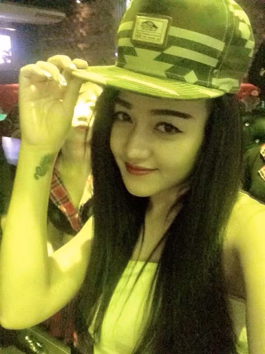 Làm diễn viên, đóng MV ca nhạc chỉ là công việc "vui vui thì làm" của Tường Vy. Công việc chính của 9X Hà Nội hiện tại là quản lý một quán bar có tiếng và kinh doanh thời trang, mỹ phẩm trên mạng. Công việc quản lý bar khá phức tạp, đòi hỏi nhiều thời gian... nhưng cũng giúp Tường Vy có được được thu nhập trên 40 triệu mỗi tháng, một con số khiến nhiều bạn trẻ phải khâm phục.