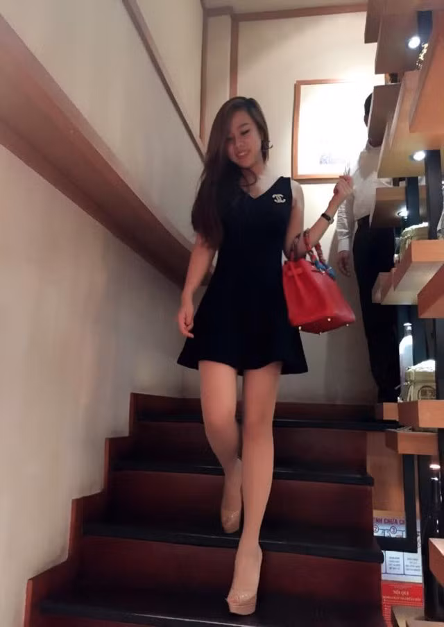 Ngắm nhìn thân hình của chị Kim Dung, nhiều người phải ngỡ ngàng khi biết về tuổi thật của chị. Ở tuổi gần 40 nhưng chị Dung vẫn giữ được thân hình thon gọn, đặc biệt là vòng eo con kiến với số đo dưới 59cm.