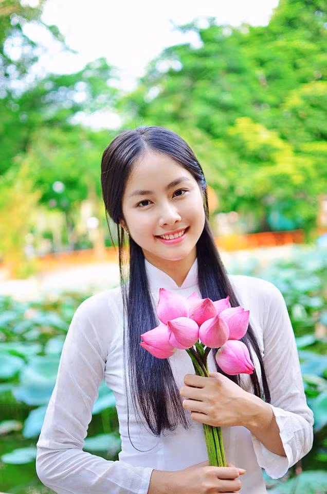 Sinh năm 1995, Ngọc Huệ đang là sinh viên trường Đại học Y Dược TP HCM, một ngôi trường đòi hỏi đầu vào rất cao và hầu hết các sinh viên đều có thành tích học tập rất tốt từ những năm học phổ thông. Thi đỗ vào đây cùng thành tích 12 năm liên tục là học sinh khá giỏi đã chứng minh khả năng học tập rất tốt của Ngọc Huệ.