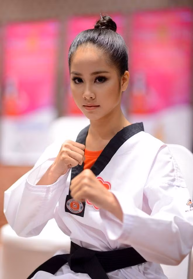 Sở hữu ngoại hình xinh đẹp và dáng vẻ đầy nữ tính, nhưng ít ai biết rằng Ngọc Huệ lại là một hot girl giỏi võ được nhiều sinh viên Đại học Y Dược nể phục. Năm nay 20 tuổi nhưng Ngọc Huệ đã đạt đai đen Taekwondo.