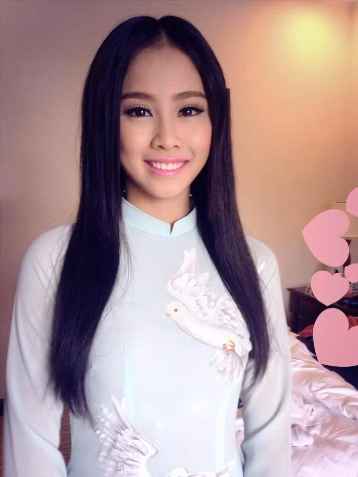 Mới 20 tuổi nhưng với kinh nghiệm ở nhiều cuộc thi, Ngọc Huệ cũng có lúc trông thật trưởng thành, vẻ đẹp của cô cũng có lúc trông mặt mà và thật quý phái.