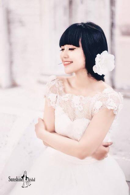 Các fan biết đến Huỳnh Nga từ lâu còn phục cô nàng này sát đất khi chiêm ngưỡng cô vừa ăn chuối, vừa ăn xúc xích vừa... hát hay như ca sĩ. Khả năng này cũng đã được Huỳnh Nga đem vào clip của mình nhiều lần và gây ấn tượng mạnh với dân mạng.